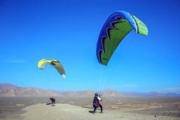 پرواز با پاراگلایدر در کویر
