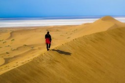 پیاده روی در کویر مرنجاب